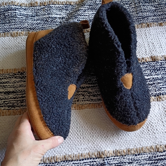 Acorn Shoes - Acorn Cozy Sherpa Slip-On Slippers with Tan Soles